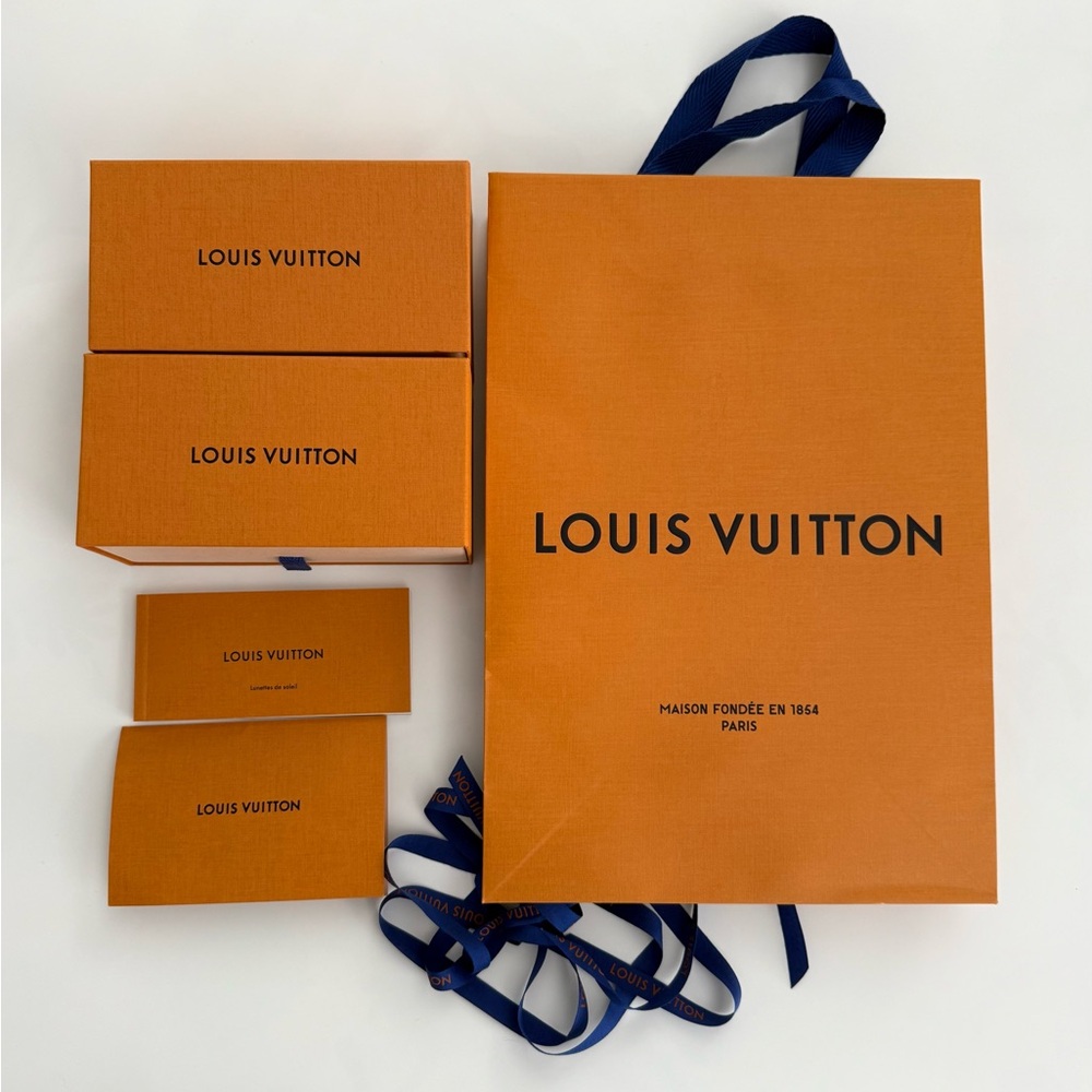 2 x Louis Vuitton Sunglasses Box 7”x2.75x 3.5”
Shopping Bag Receipt Envelope